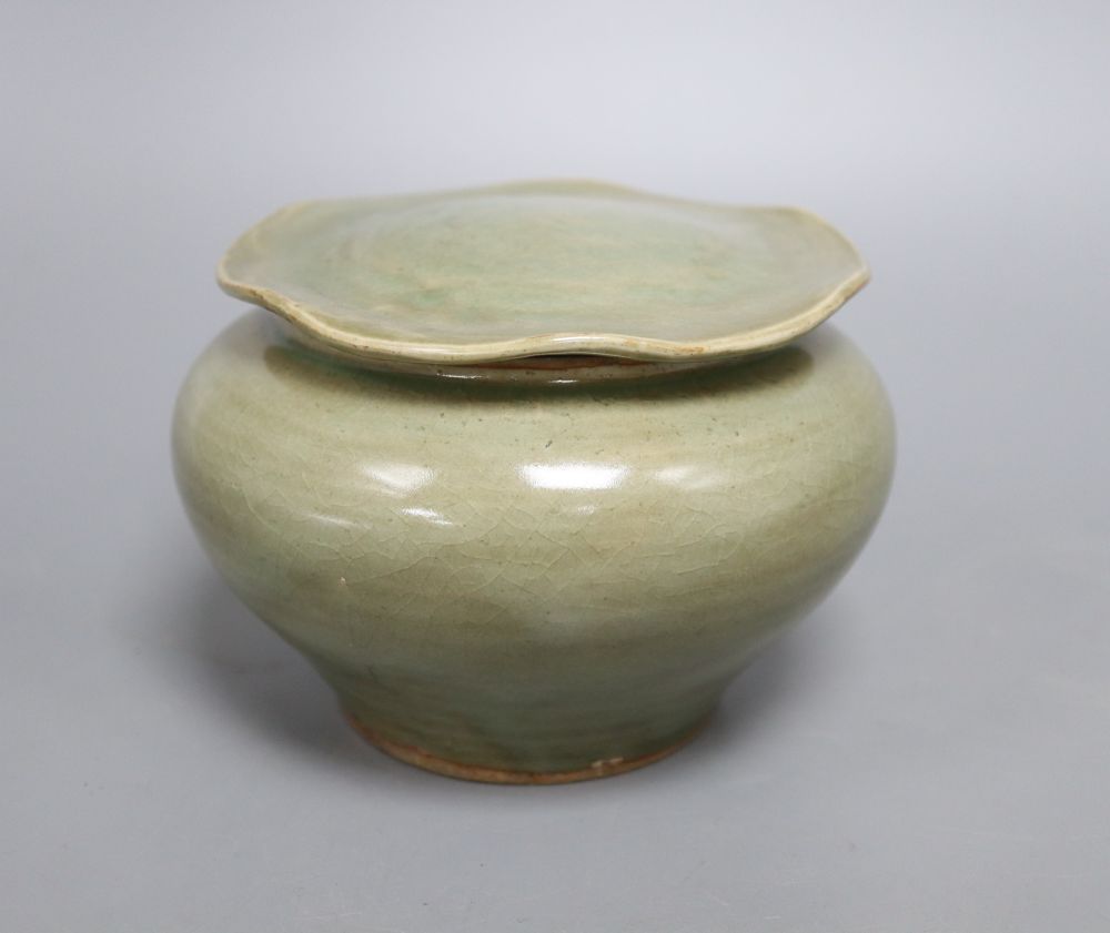 A Chinese Ming celadon jar and cover, overall height 10cm